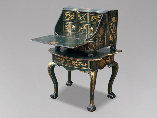 18TH CENTURY VENETIAN TRAVELLING BUREAU ON TABLE, C1720